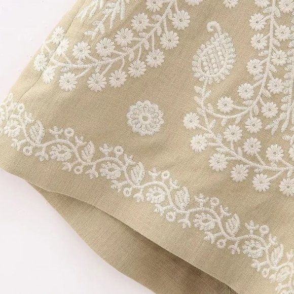 Chic and Stylish High-Waisted Embroidered Shorts, Size Medium - Picture 2 of 8